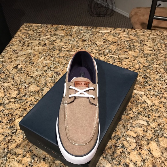 Tommy Hilfiger size 13.. - Picture 4 of 7